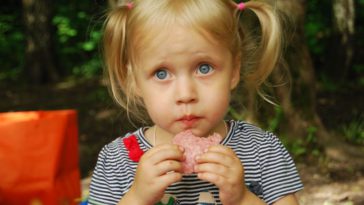 10 Cara Mengatasi Anak Susah Makan dan Kenali Penyebabnya