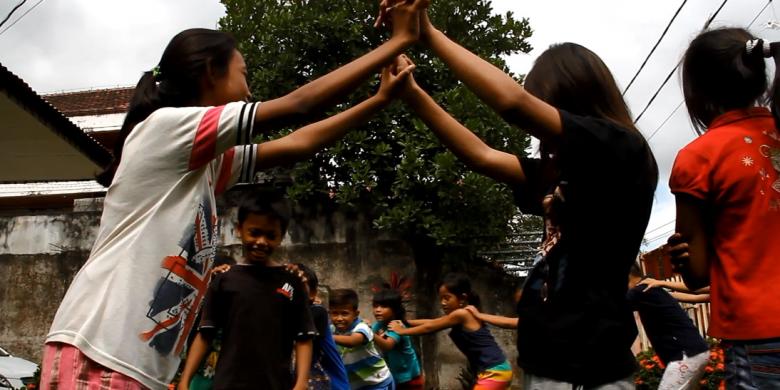 15 Permainan Anak Zaman Dulu yang Asyik Dimainkan Sekarang Cara Bermain Permainan Tradisional Ular Naga 15 Permainan Anak Zaman Dulu yang Asyik Dimainkan Sekarang - Cara Bermain Permainan Tradisional Ular Naga