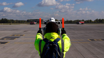 gaji tukang parkir pesawat