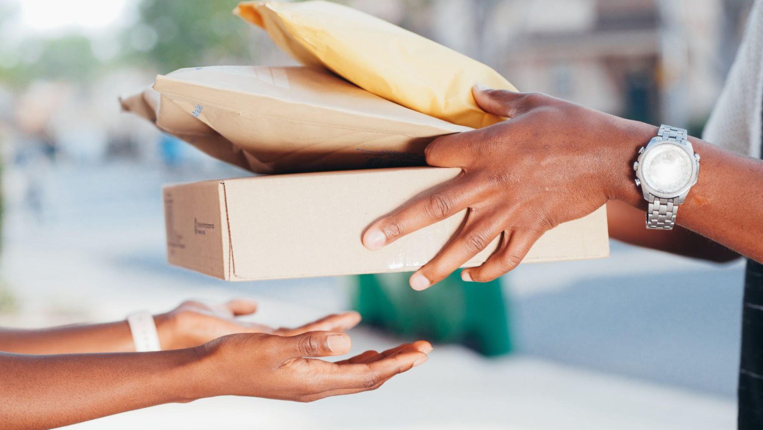 Ini Perbedaan Hampers dan Parcel yang Harus Kamu Tahu