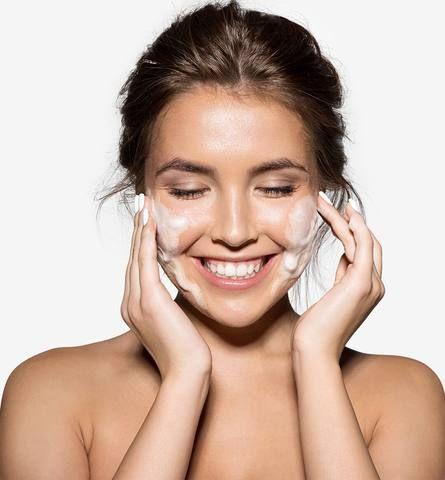 Mengenal AHA BHA dalam Skincare: Mana yang Lebih Baik untuk Wajah?