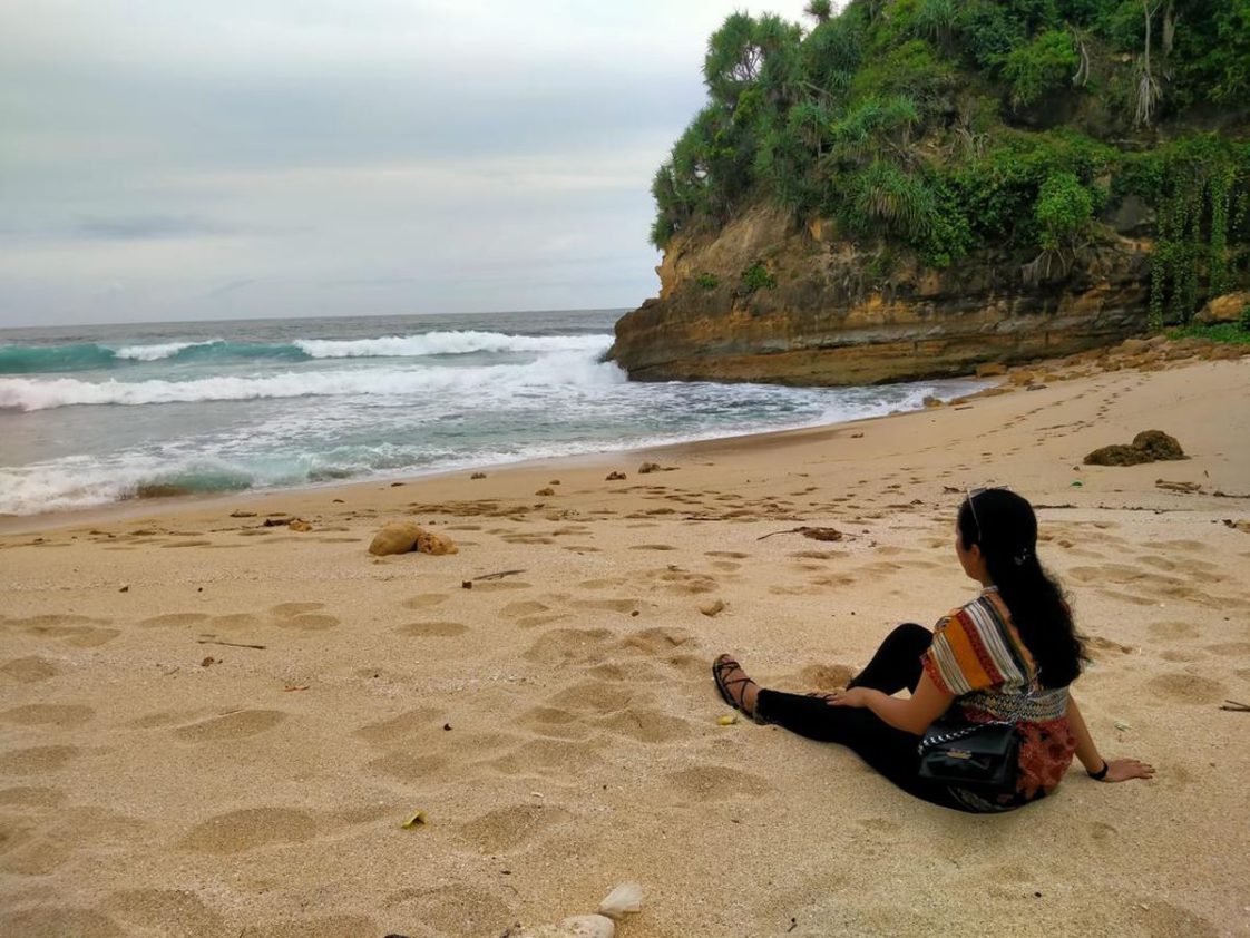 10 Ide Pose Foto di Pantai: Abadikan Momen Liburan Lebih Seru