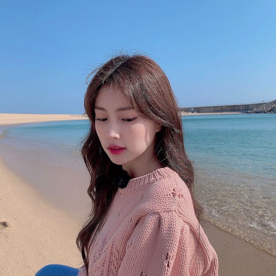 10 Ide Pose Foto di Pantai: Abadikan Momen Liburan Lebih Seru