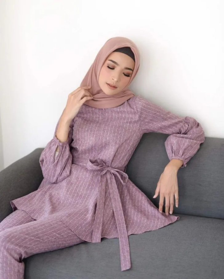 Baju Ungu Cocok dengan Jilbab Warna Apa Saja? Ini Inspirasi OOTD-nya