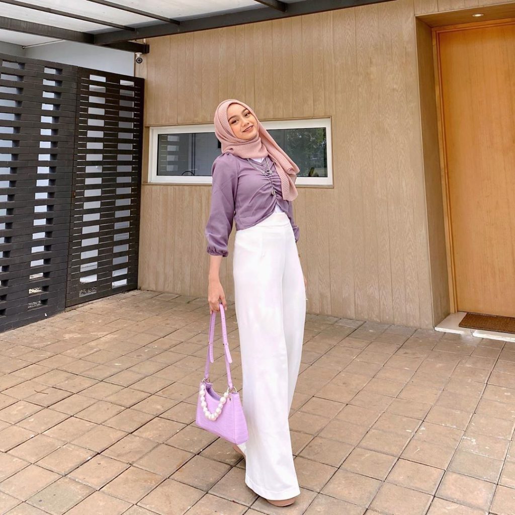 Baju Ungu Cocok dengan Jilbab Warna Apa Saja? Ini Inspirasi OOTD-nya