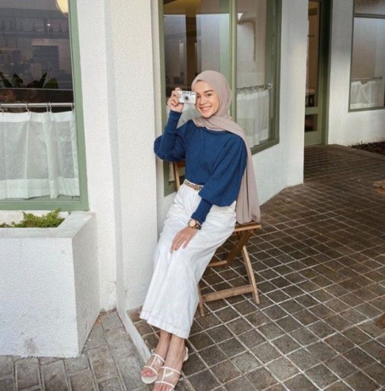 Baju Navy Cocok dengan Jilbab Warna Apa Saja? Ini Inspirasi OOTD-nya