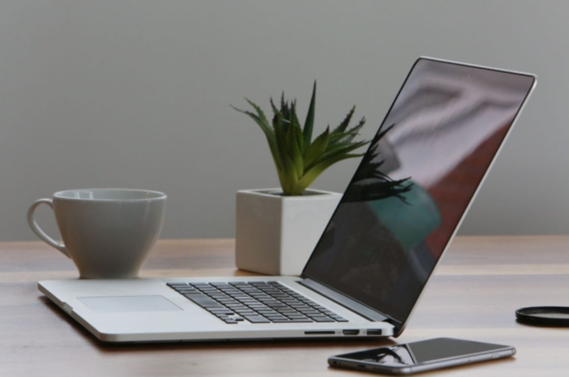 8 Rekomendasi Merk Laptop Terbaik Lengkap dengan Tips Memilihnya!