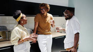 Celana Putih Cocok dengan Baju Warna Apa