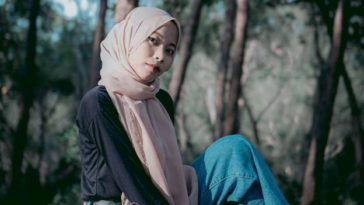 Baju Warna Hitam Cocok dengan Jilbab Warna Apa