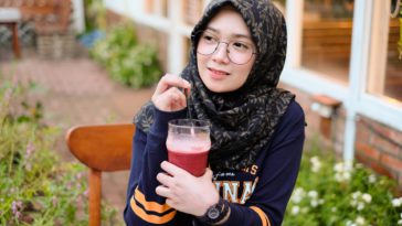 Baju Biru Navy Cocok dengan jilbab Warna Apa