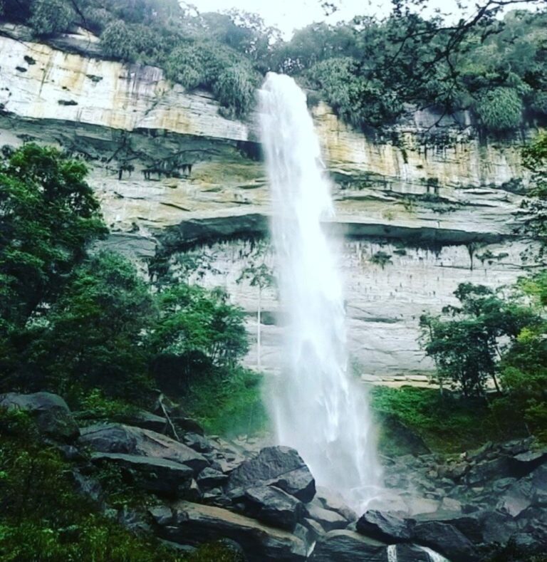 10 Air Terjun Tertinggi di Indonesia yang Perlu Kamu Ketahui!