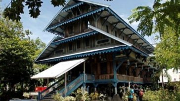 rumah adat sulawesi tenggara