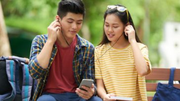 lagu romantis di mobil