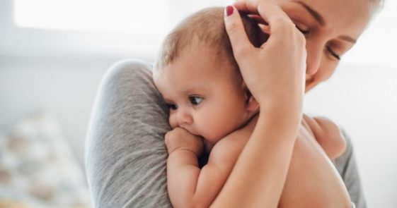 23 Arti Mimpi Gendong Bayi Perempuan, Pertanda Keberuntungan!