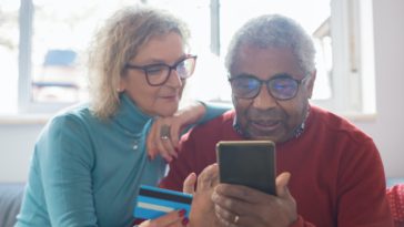 perbedaan kartu debit dan kredit