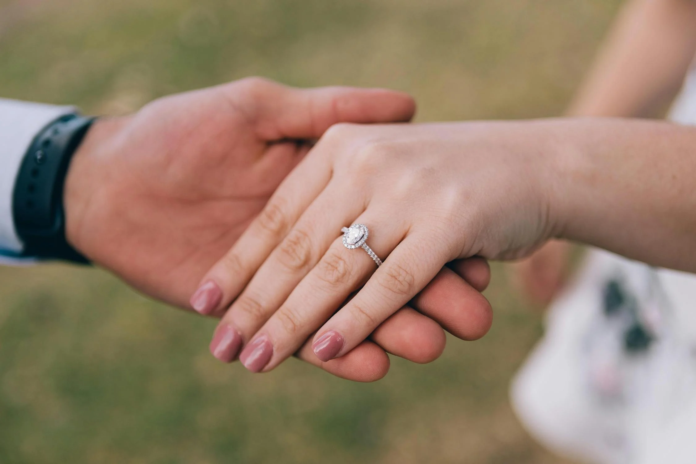 Cincin Tunangan di Jari Mana? Ketahui Selengkapnya di Sini!