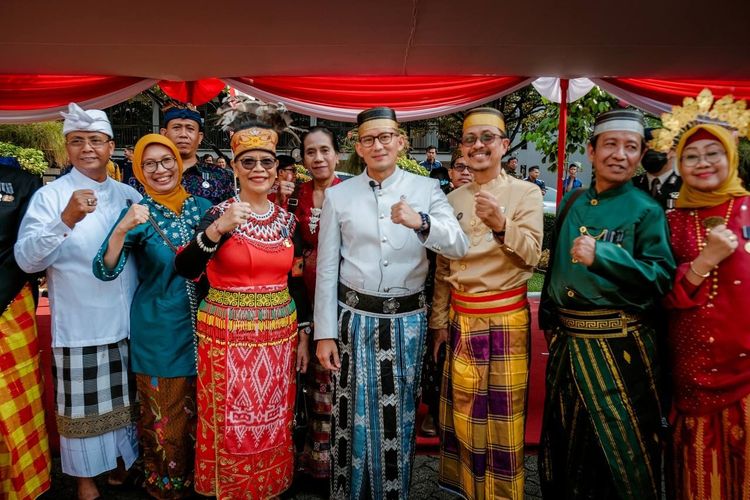 8 Rekomendasi Baju Adat Simple untuk Laki-Laki!